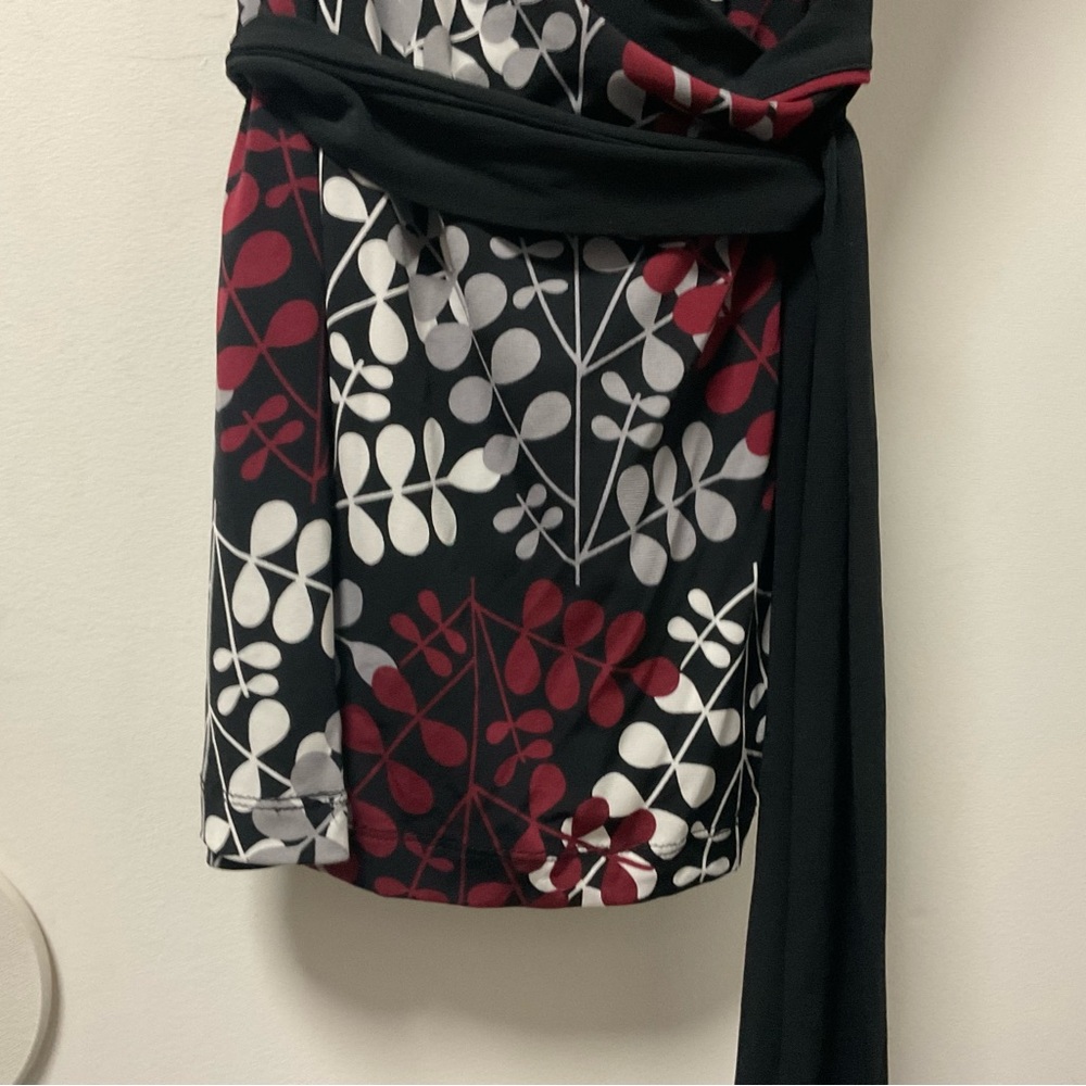 Pretty Merona Cranberry Grey & White Leaf Design On Black Cool Comfort Top! - Picture 12 of 13